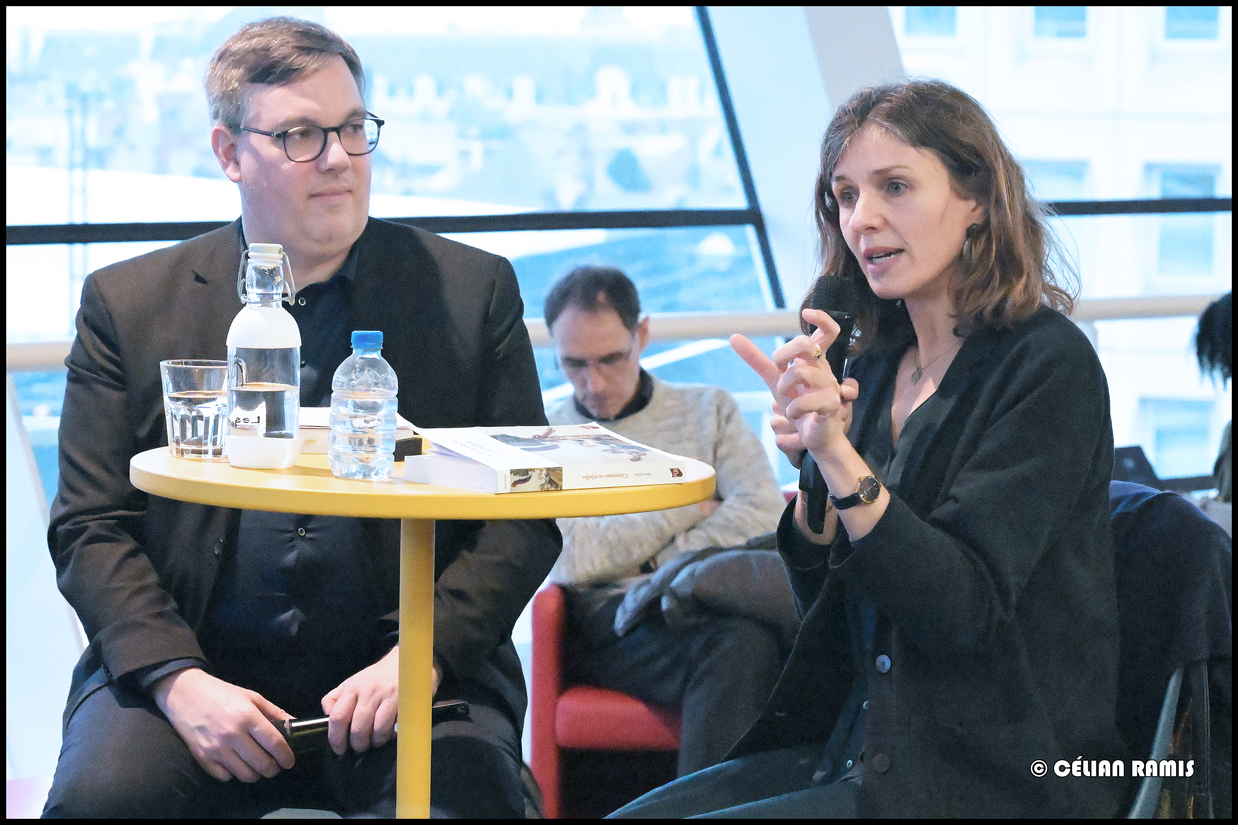 Solenn Mabo, historienne, lors de la conférence aux Champs Libres sur la place des femmes bretonnes dans la Révolution française 