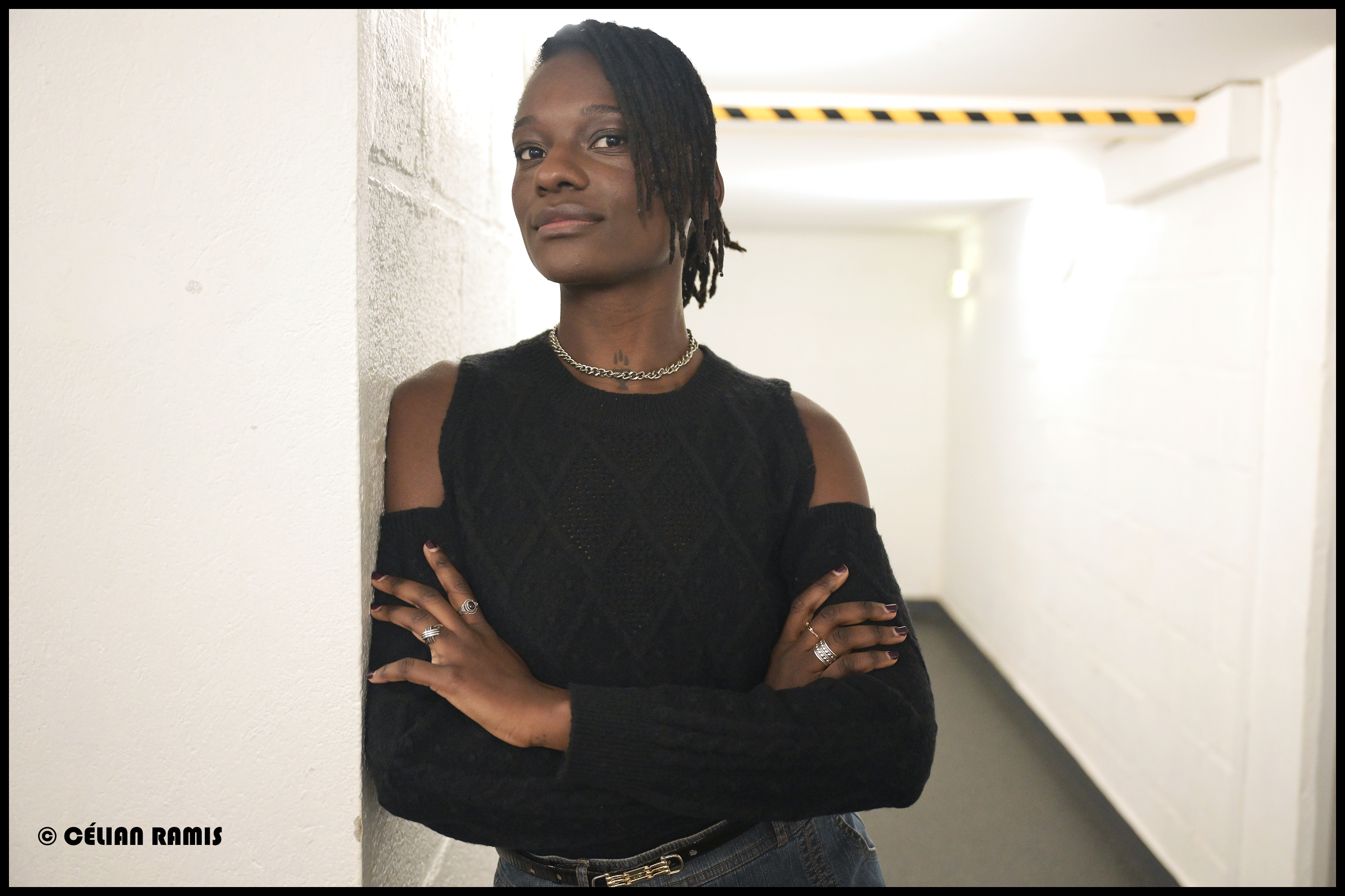 Douce Dibondo, journaliste et autrice noire de La charge raciale - Silence d'un vertige étouffant