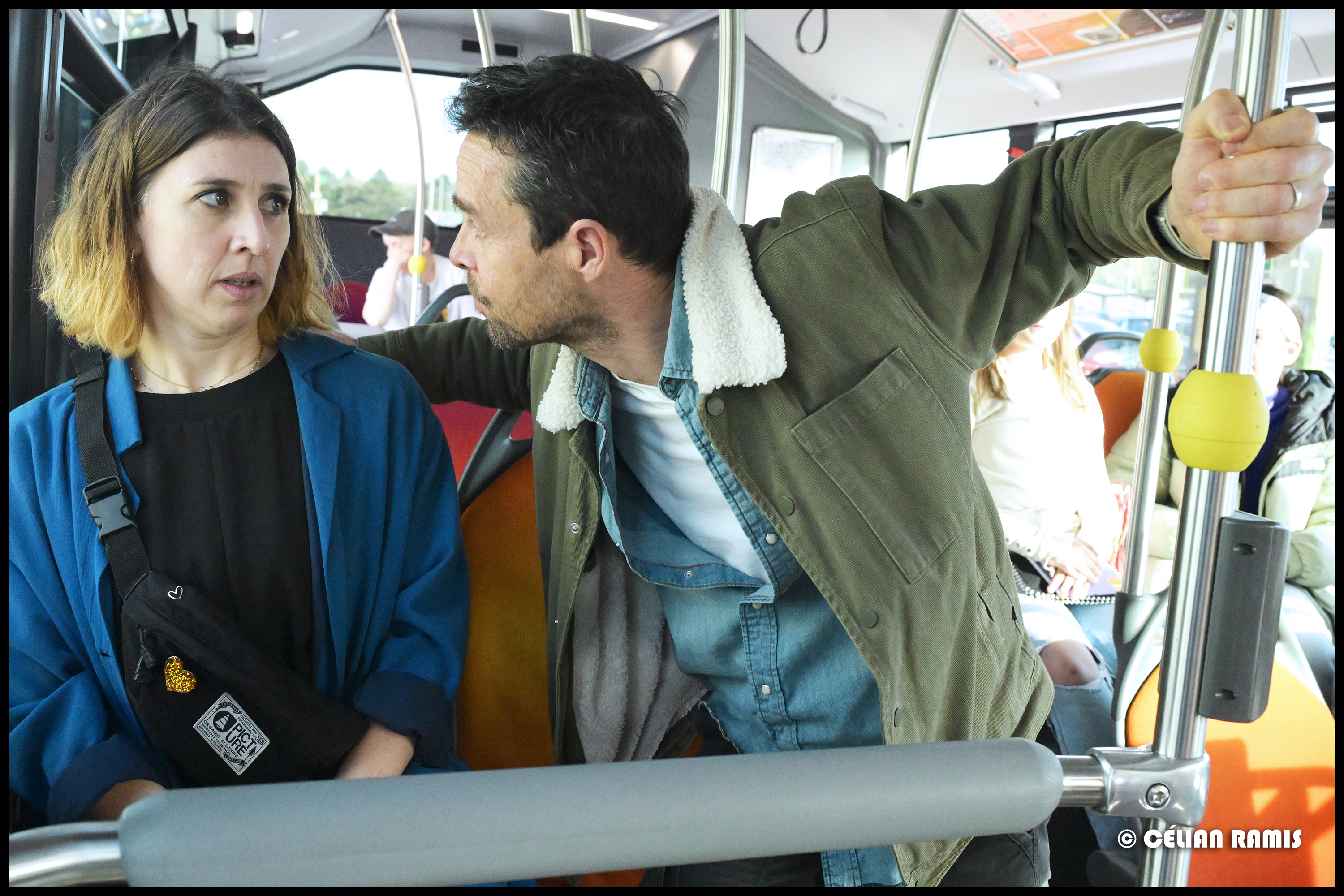 Une femme apeurée dans le bus par un homme qui l'agresse verbalement mais aussi de sa présence invasive