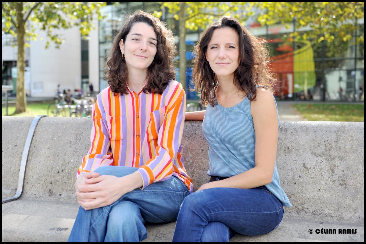 A gauche, Lorène gardon, illustratrice, et à droite, Héloïse Luzzati, violoncelliste, à Rennes 2.