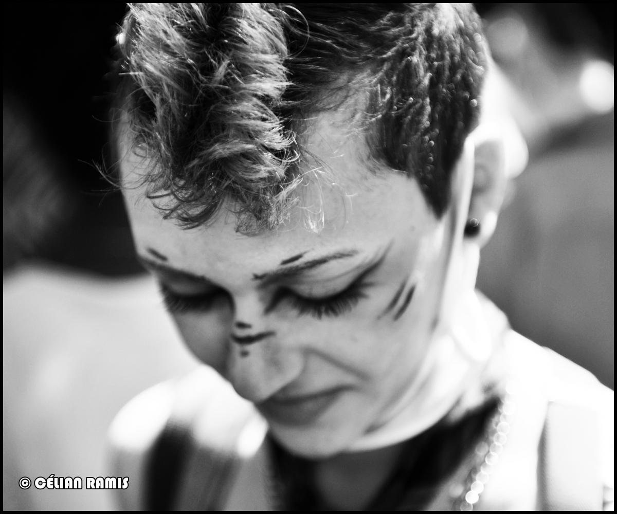 Femme lors de la Marche des Fiertés