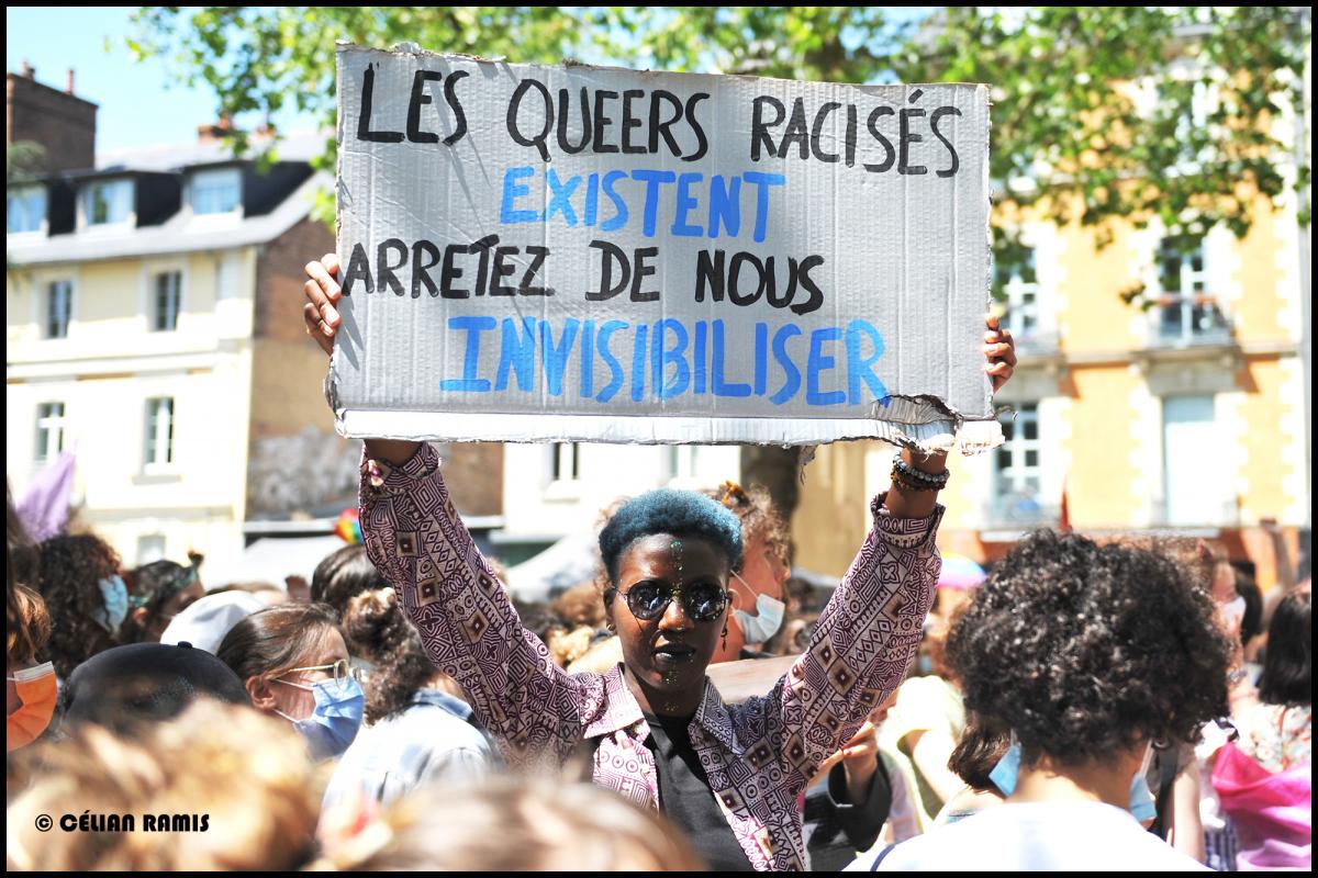 Pancarte "Les queer racisés existent arrêtez de nous invisibiliser"