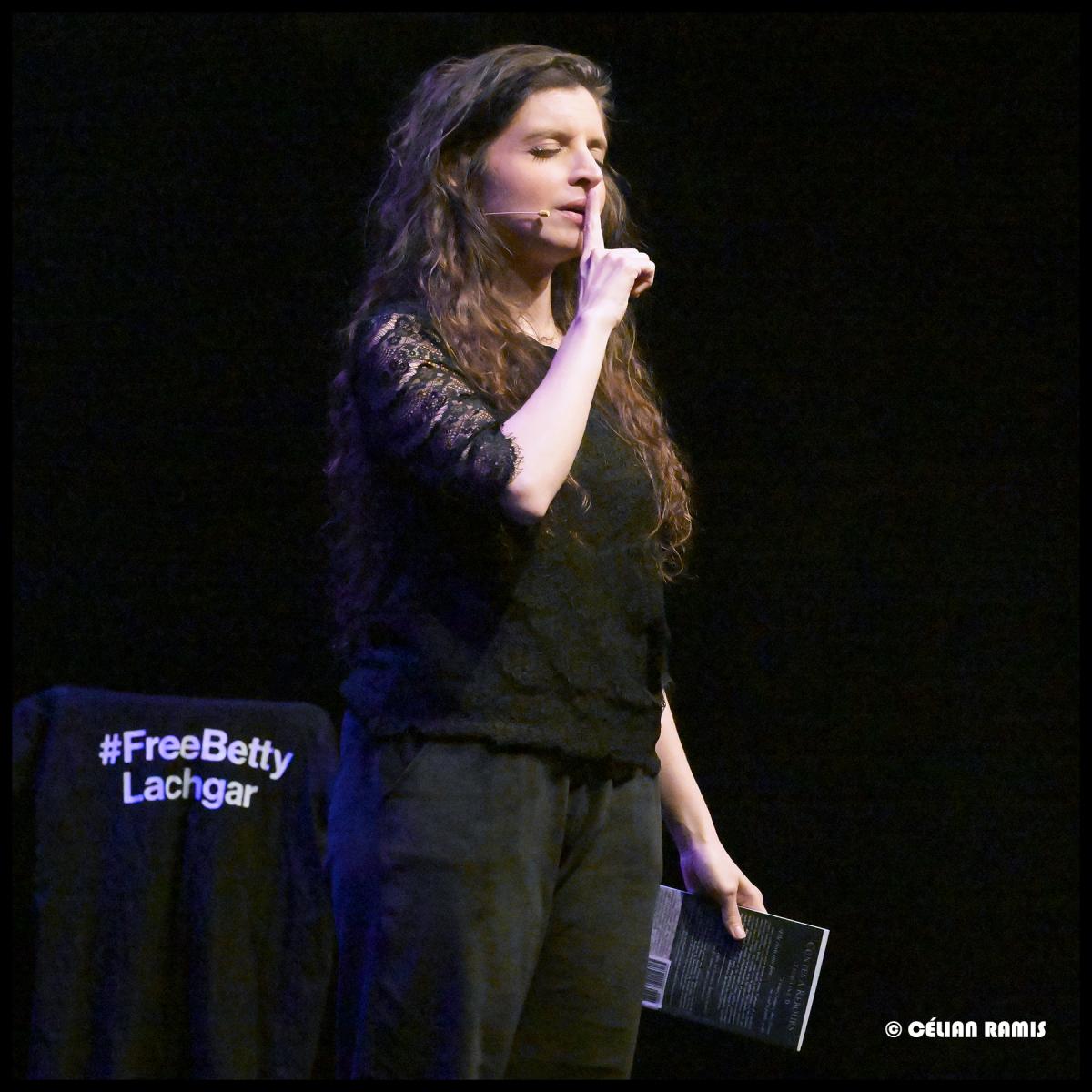 La comédienne féministe Typhaine D lors de son spectacle Contes à rebours