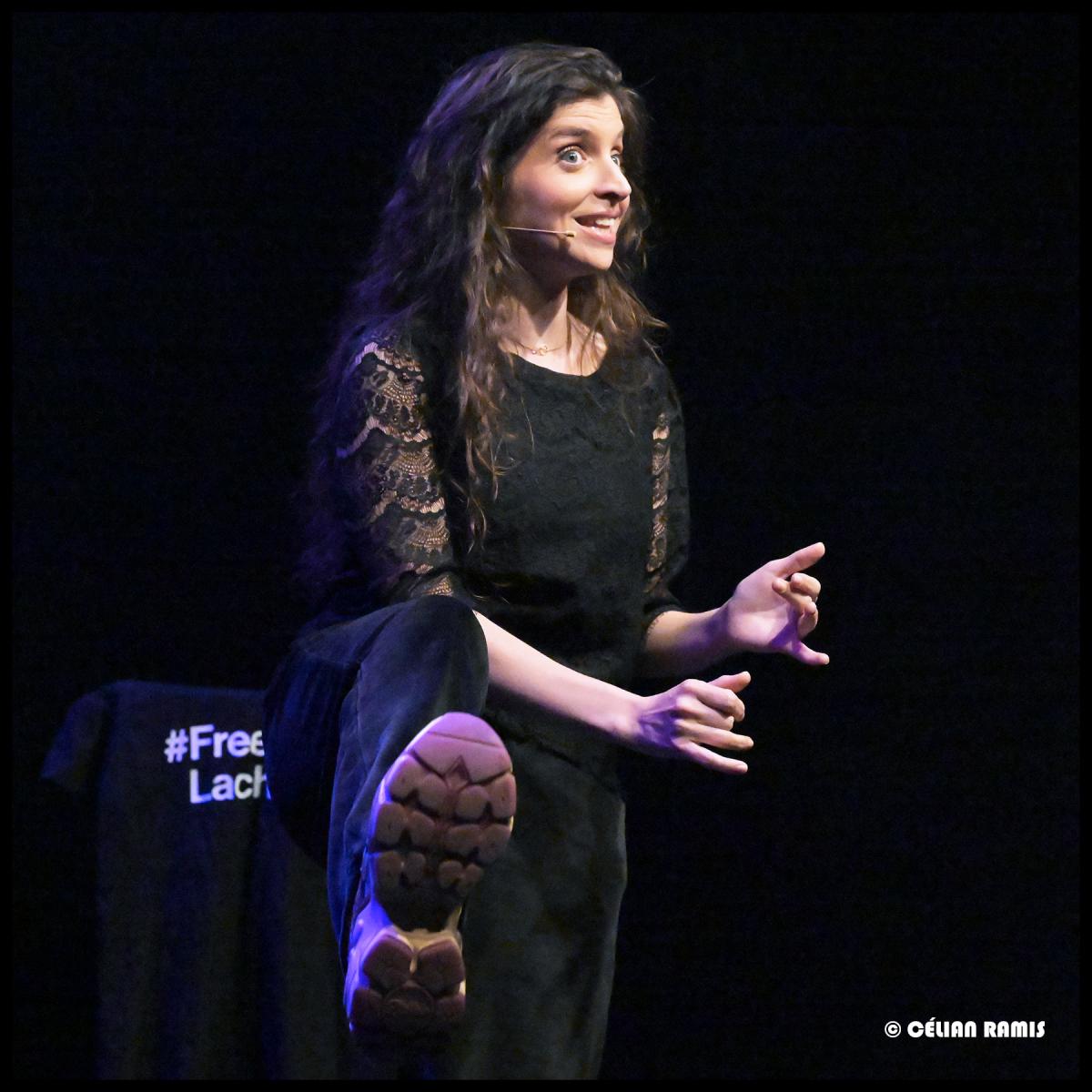 La comédienne féministe Typhaine D lors de son spectacle Contes à rebours