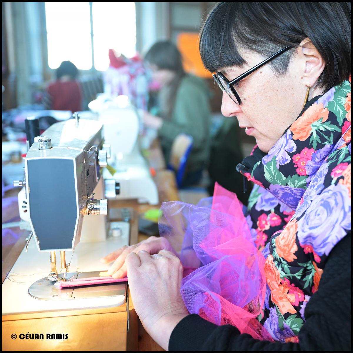 Derniers points de couture avant la finalisation de son masque