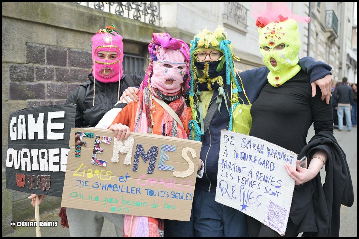 Personnes masquées et cagoulées de leurs créations fabriquées en atelier dans la manifestation du 8 mars à Rennes