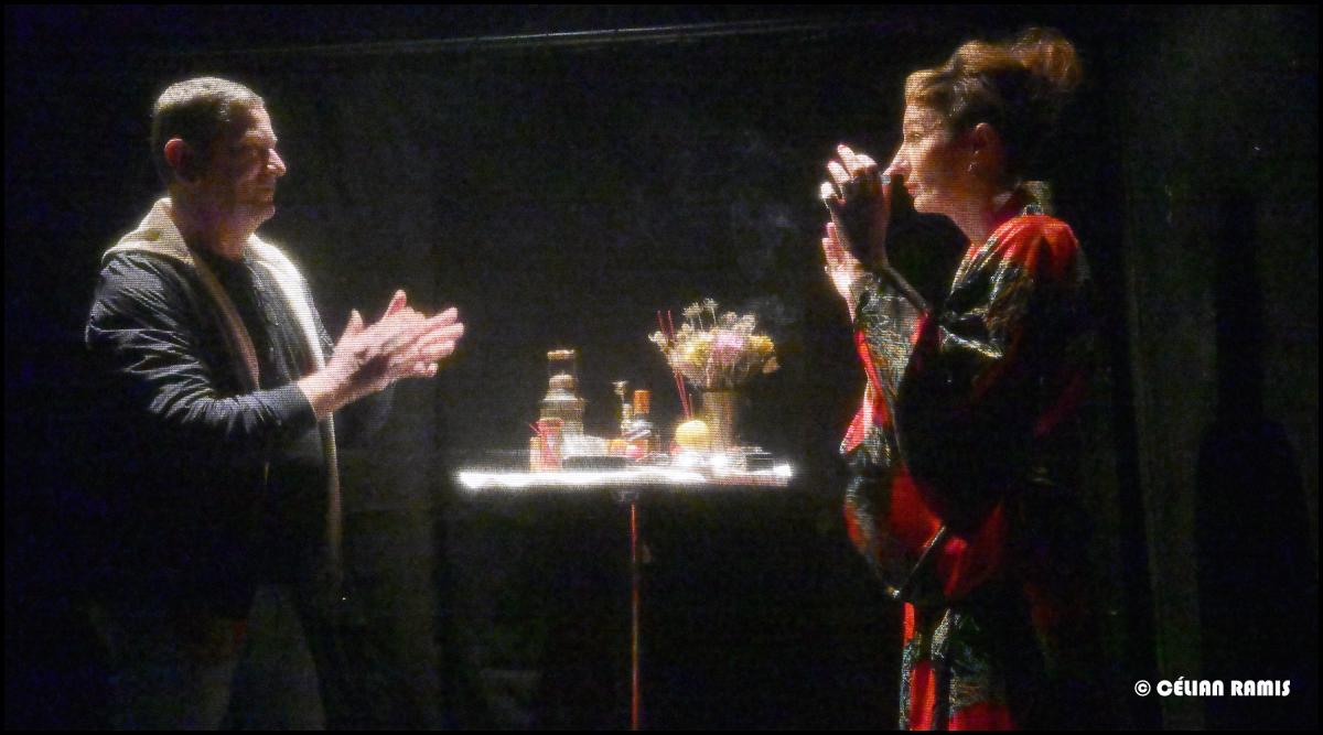Photo extraite du spectacle Rouge dans lequel un spectateur joue le client de la prostituée
