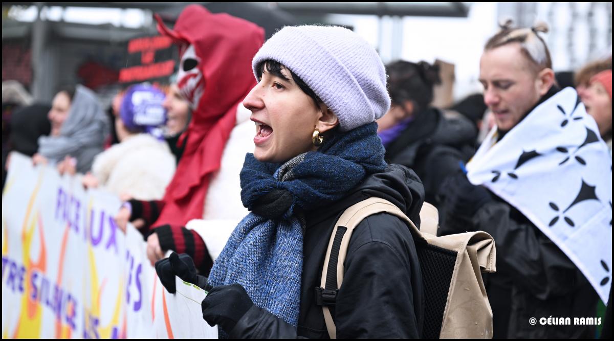 A l'occasion du 25 novembre, journée internationale de lutte contre les violences à l'encontre des personnes sexisées, la foule marche, on voit une manifestante chanter, en tête de cortège.