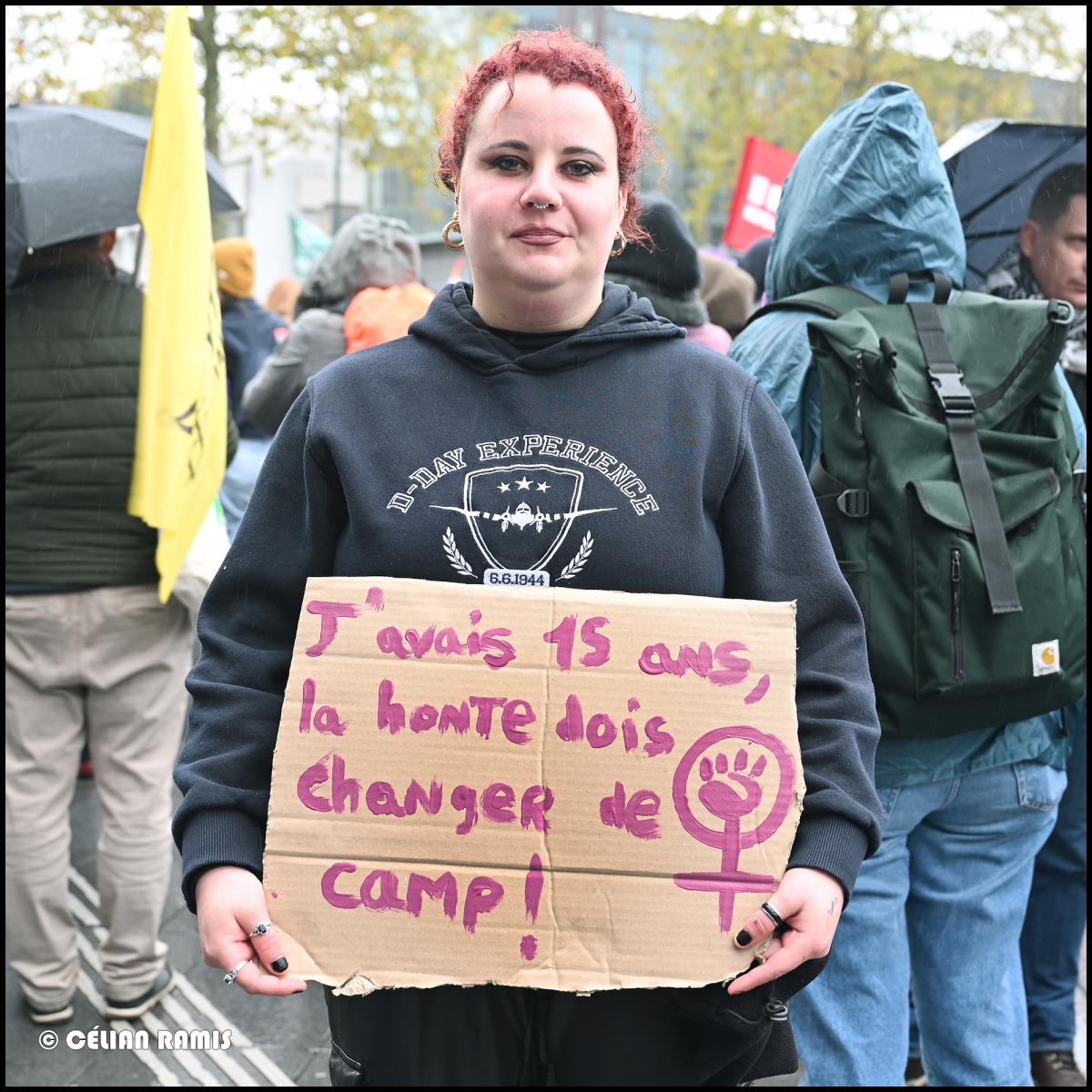 Lors de la manifestation du 25 novembre, une manifestante tient une pancarte "J'avais 15 ans, la honte doit changer de camp"