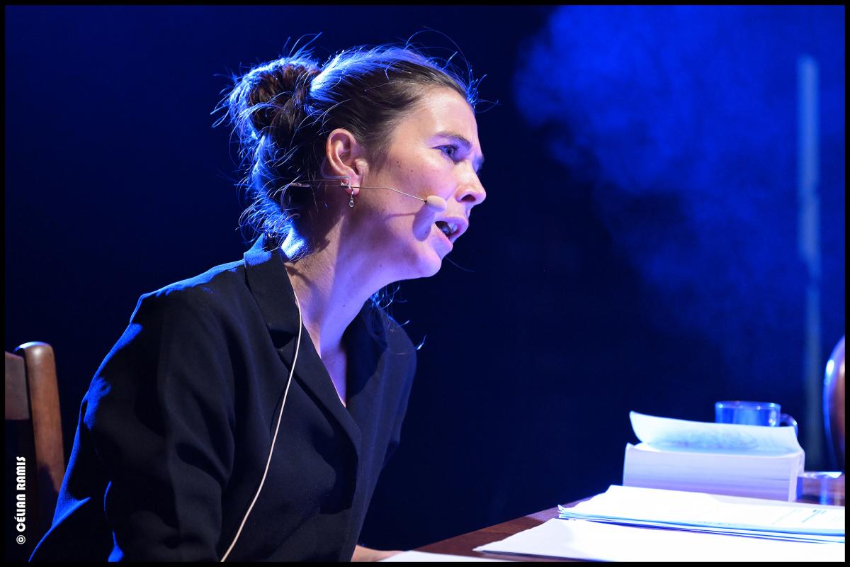 La journaliste de RTL Cindy Hubert sur scène revient sur son quotidien de chroniqueuse judiciaire lors du procès des viols de Mazan
